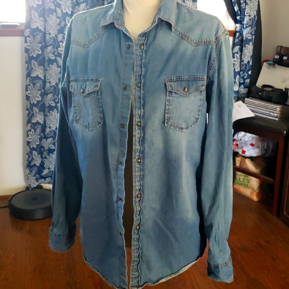 Gently used Denim snap up short